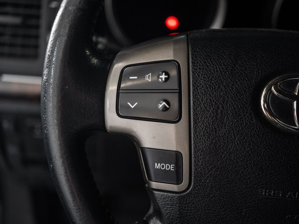 Toyota Land Cruiser 2011 - фото автомобиля