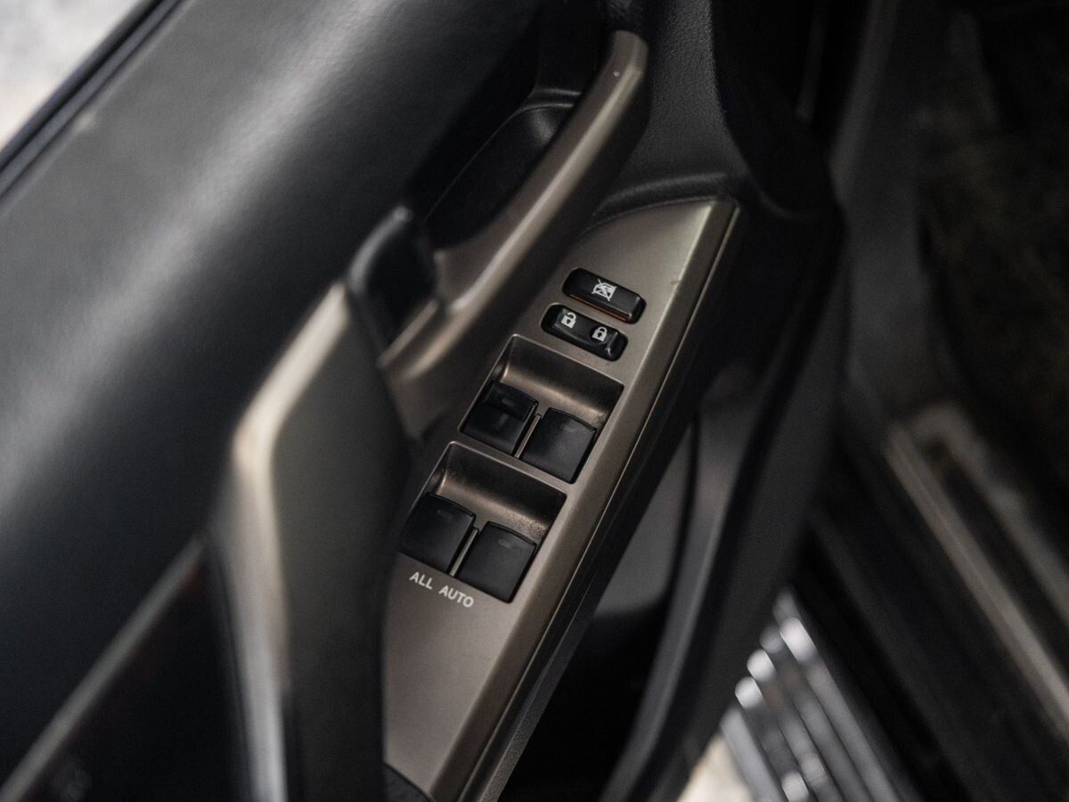 Toyota Land Cruiser 2011 - фото автомобиля