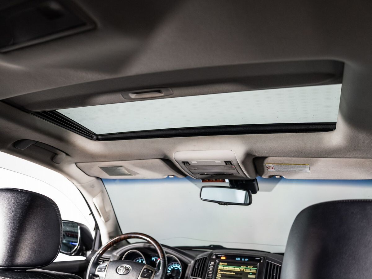 Toyota Land Cruiser 2011 - фото автомобиля
