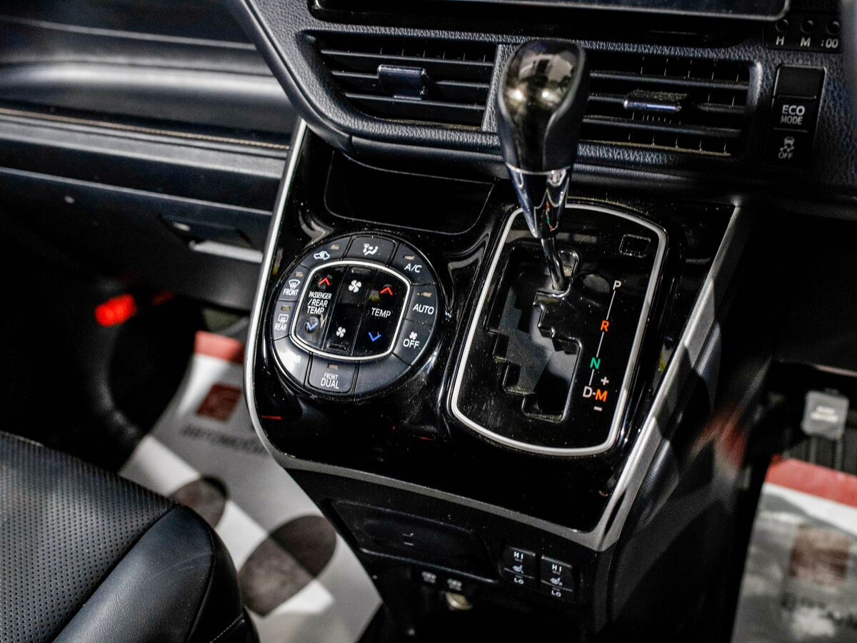 Toyota Esquire 2017 - фото автомобиля