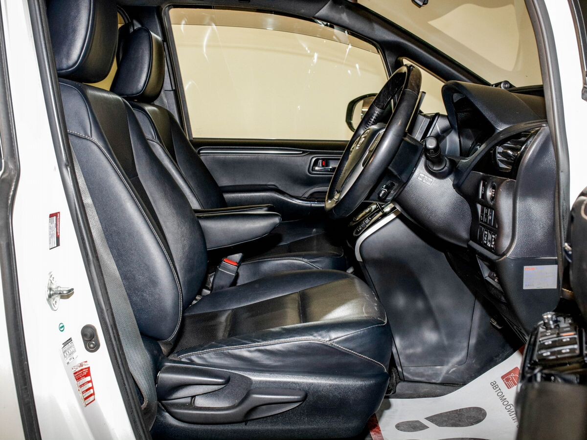 Toyota Esquire 2017 - фото автомобиля