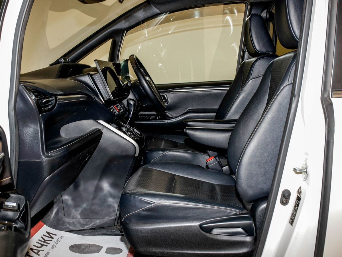 Toyota Esquire 2017 - фото автомобиля