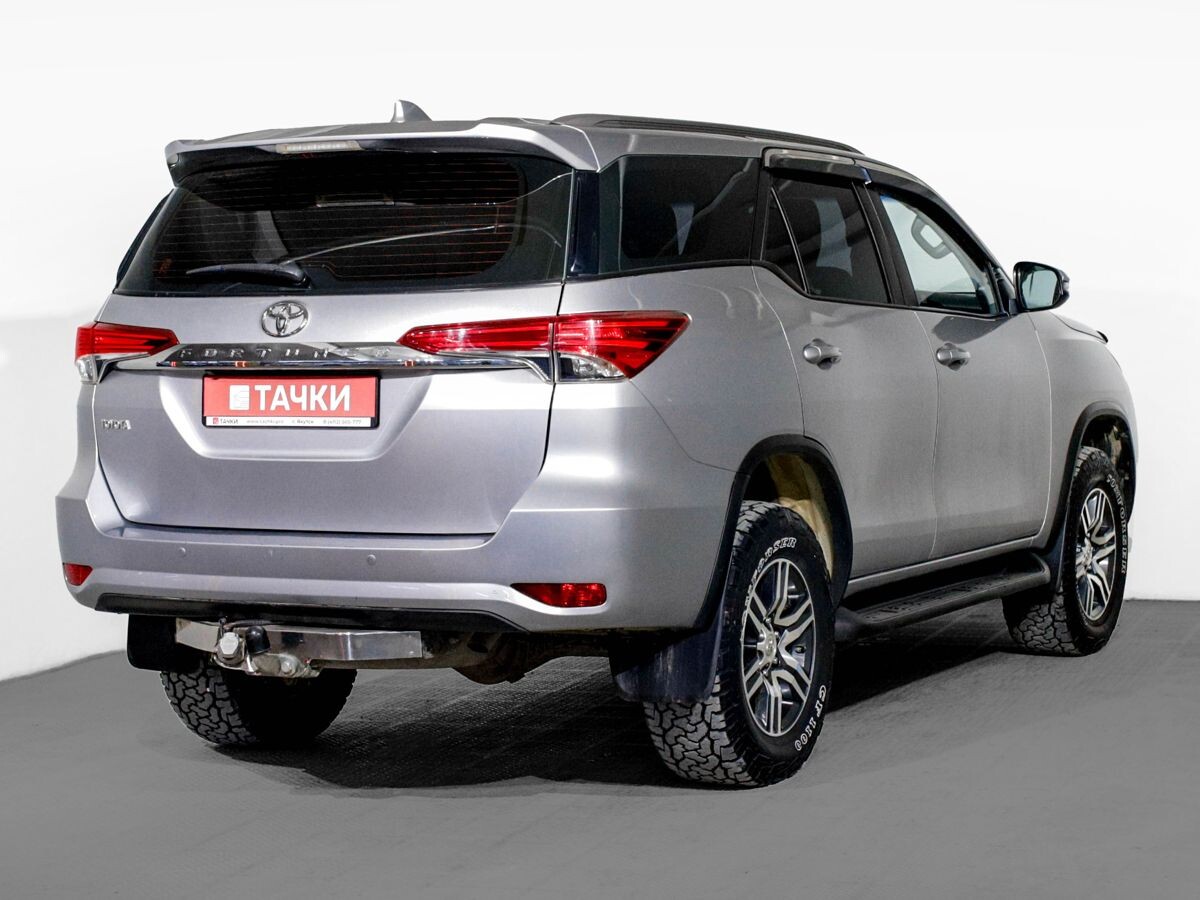 Toyota Fortuner 2018 - фото автомобиля