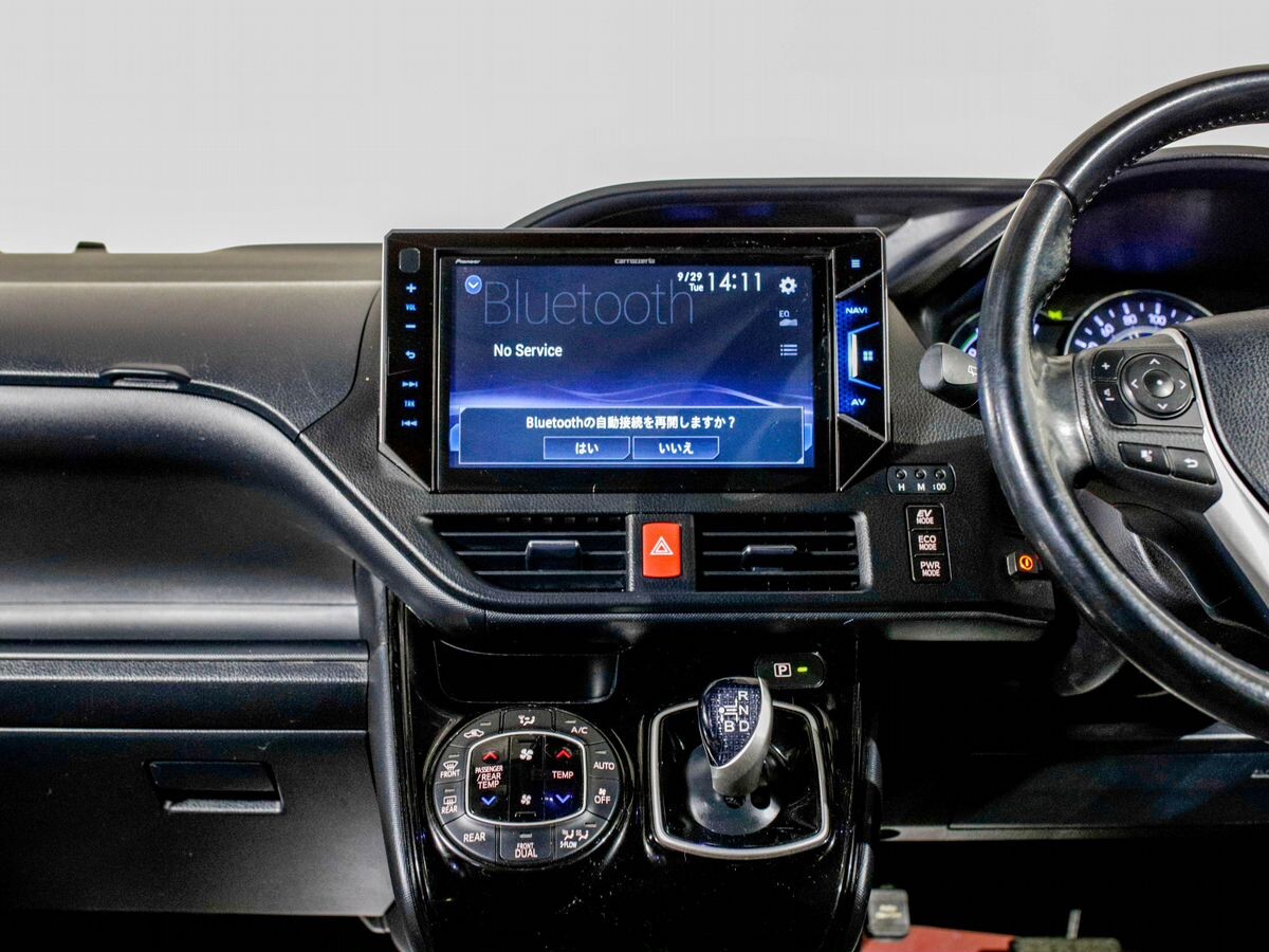 Toyota Voxy 2018 - фото автомобиля