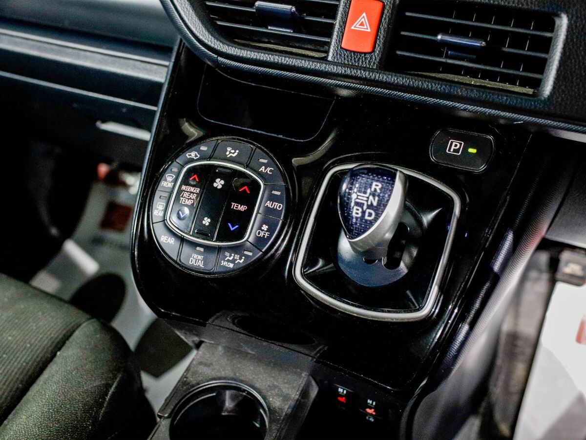 Toyota Voxy 2018 - фото автомобиля