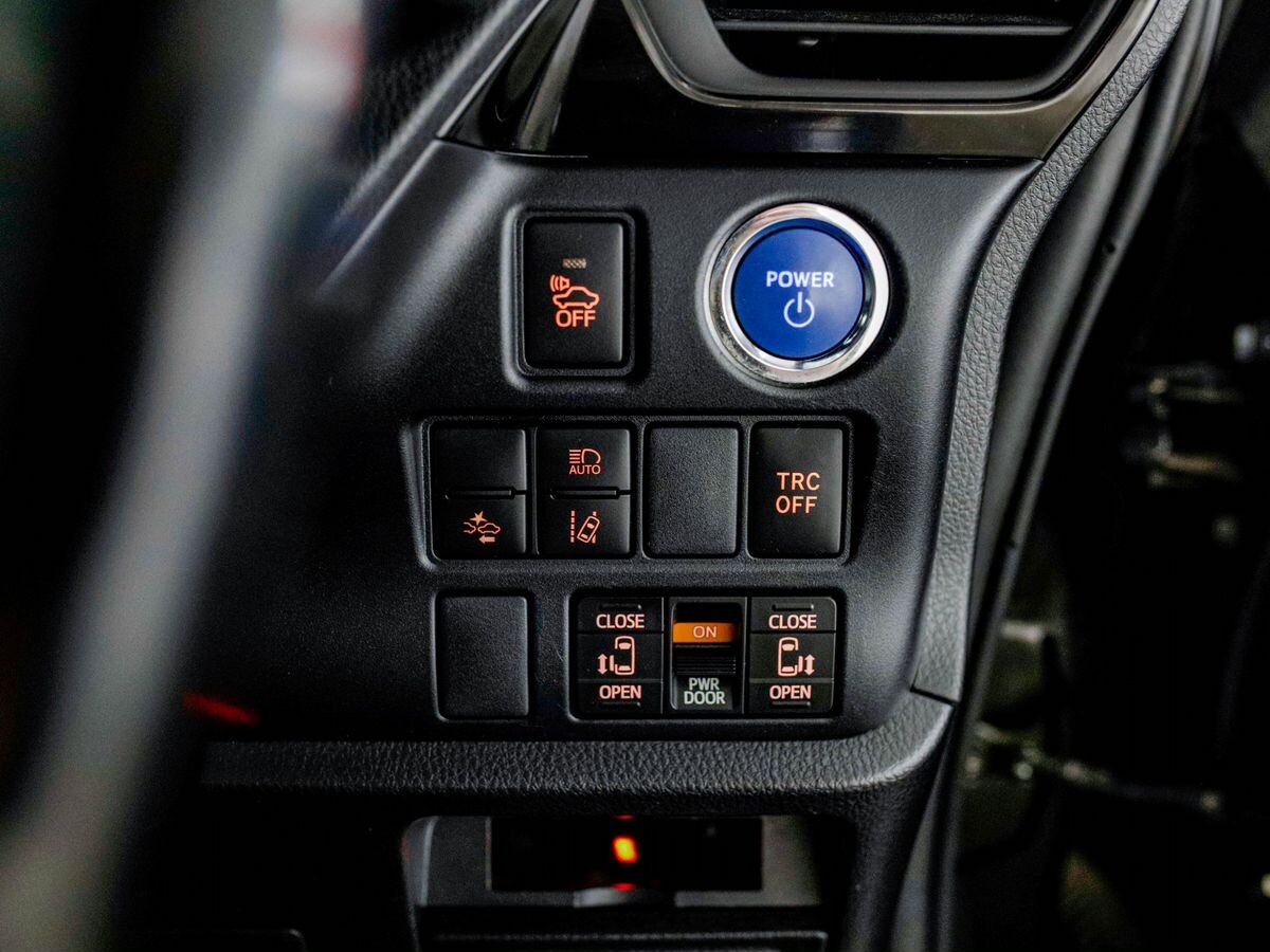 Toyota Voxy 2018 - фото автомобиля
