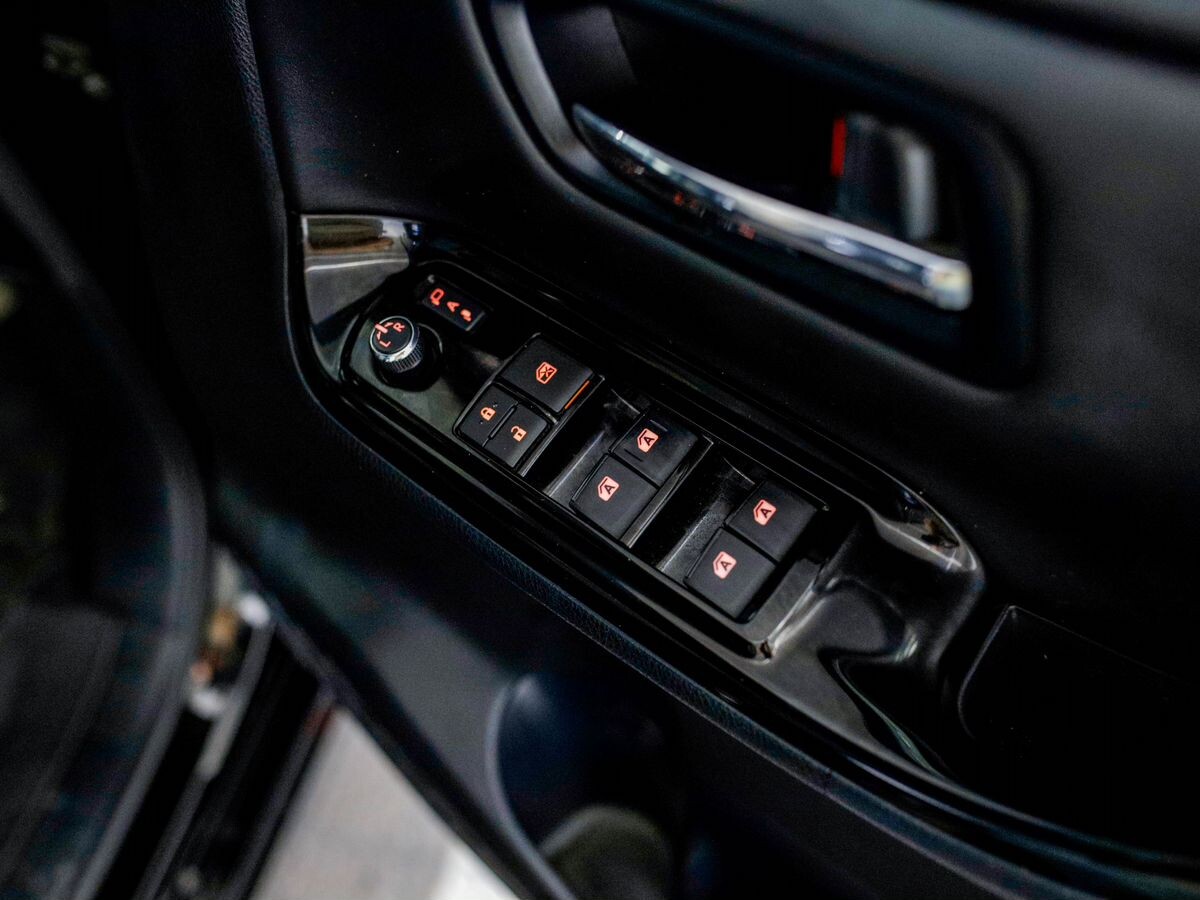 Toyota Voxy 2018 - фото автомобиля