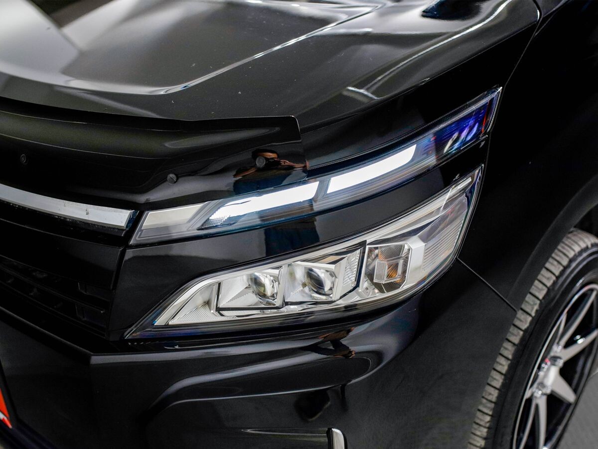 Toyota Voxy 2018 - фото автомобиля