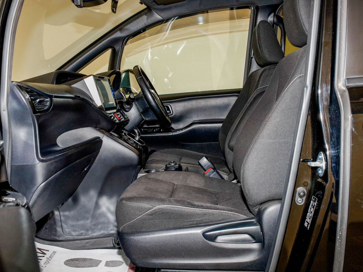 Toyota Voxy 2018 - фото автомобиля