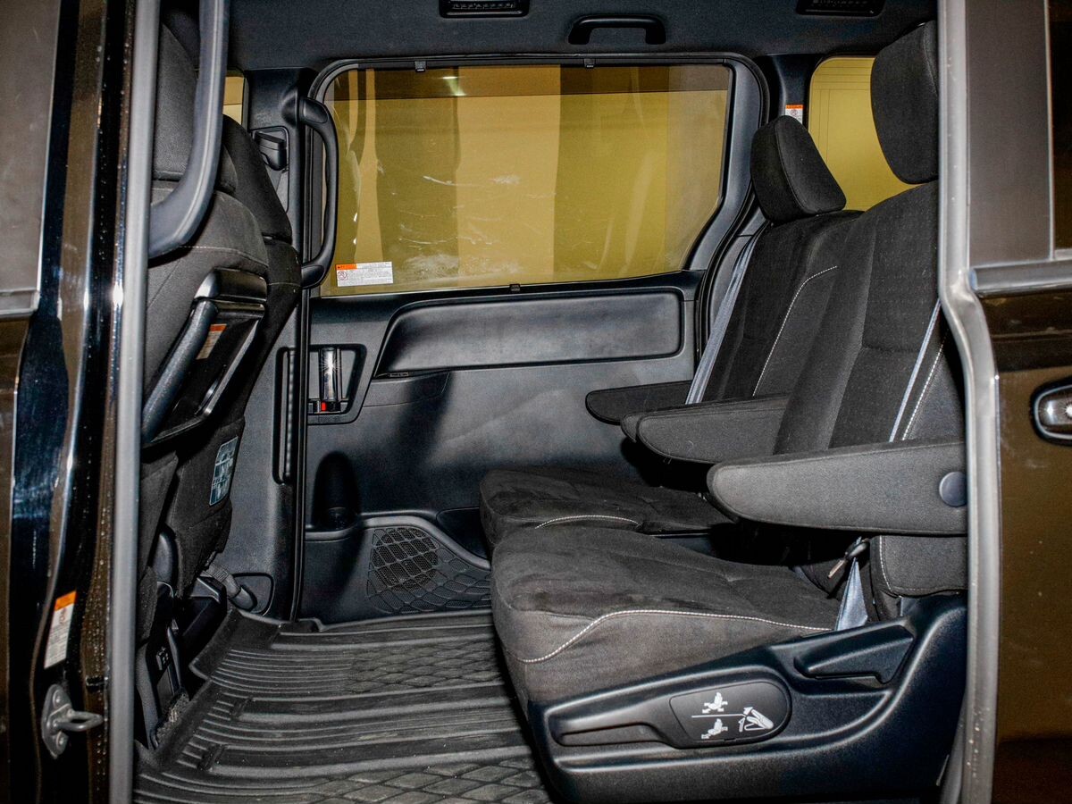 Toyota Voxy 2018 - фото автомобиля
