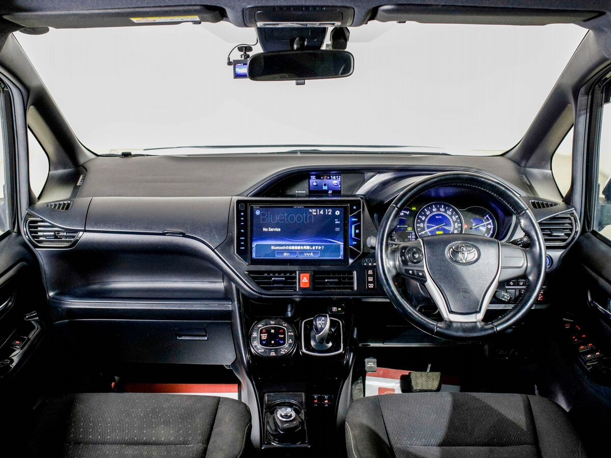Toyota Voxy 2018 - фото автомобиля