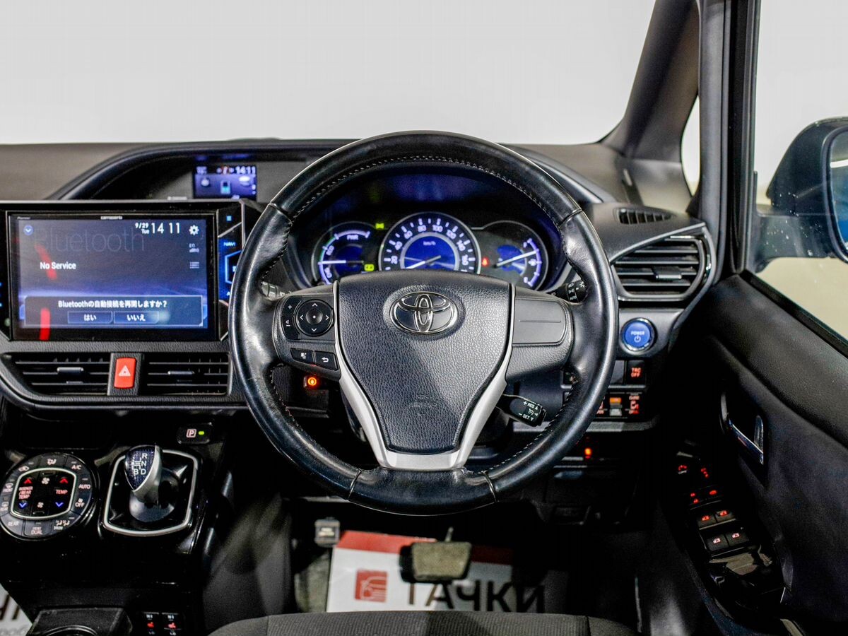 Toyota Voxy 2018 - фото автомобиля