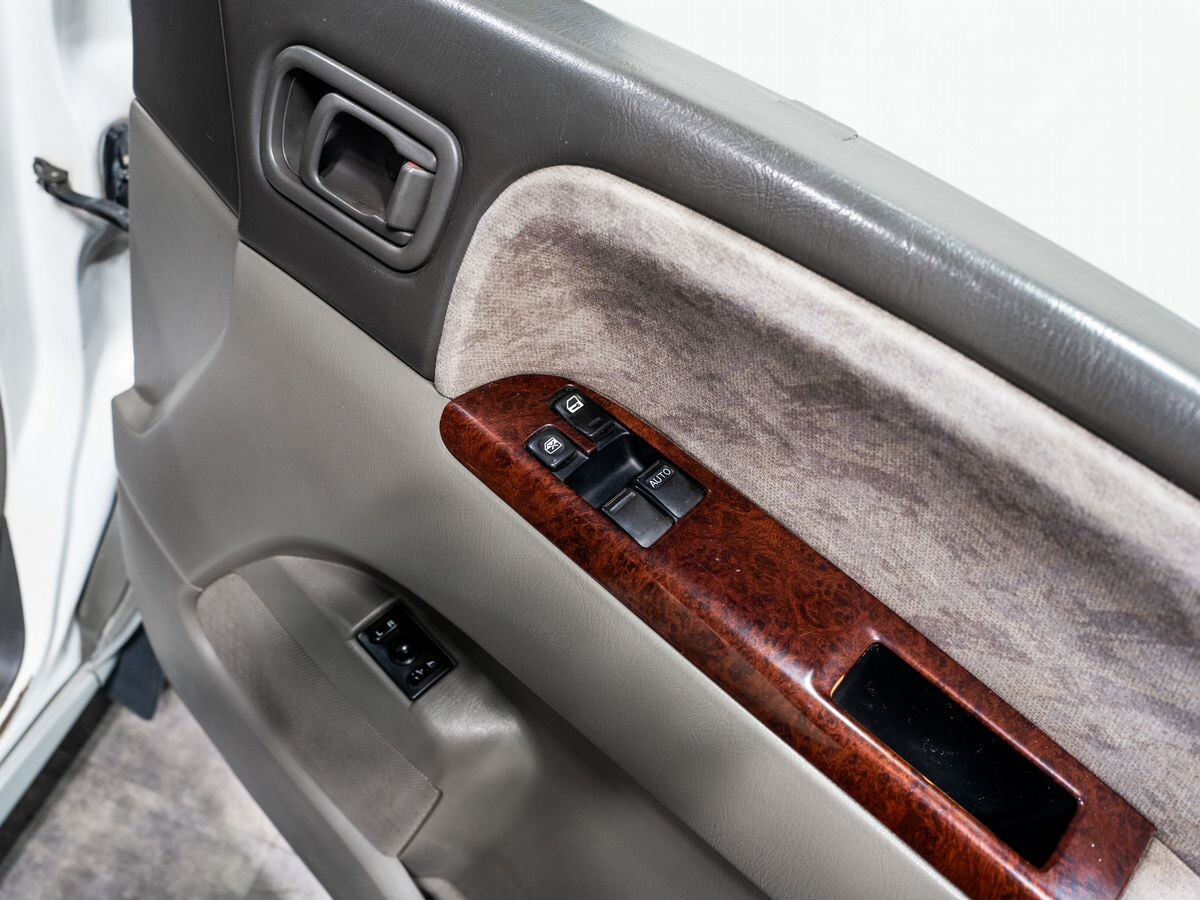 Nissan Elgrand 1997 - фото автомобиля