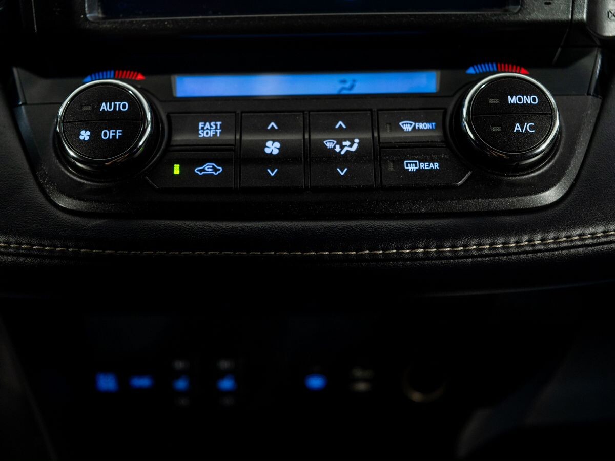 Toyota RAV4 2018 - фото автомобиля