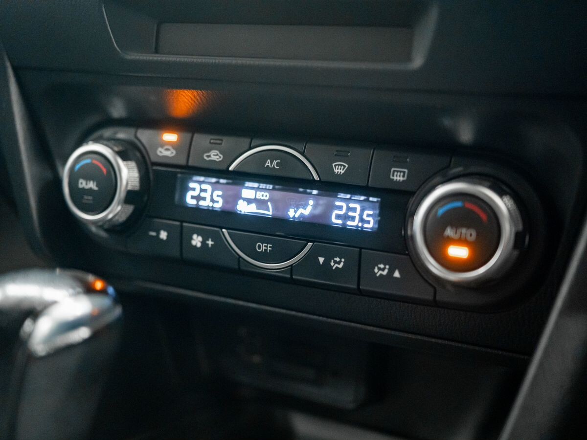 Mazda Axela 2017 - фото автомобиля