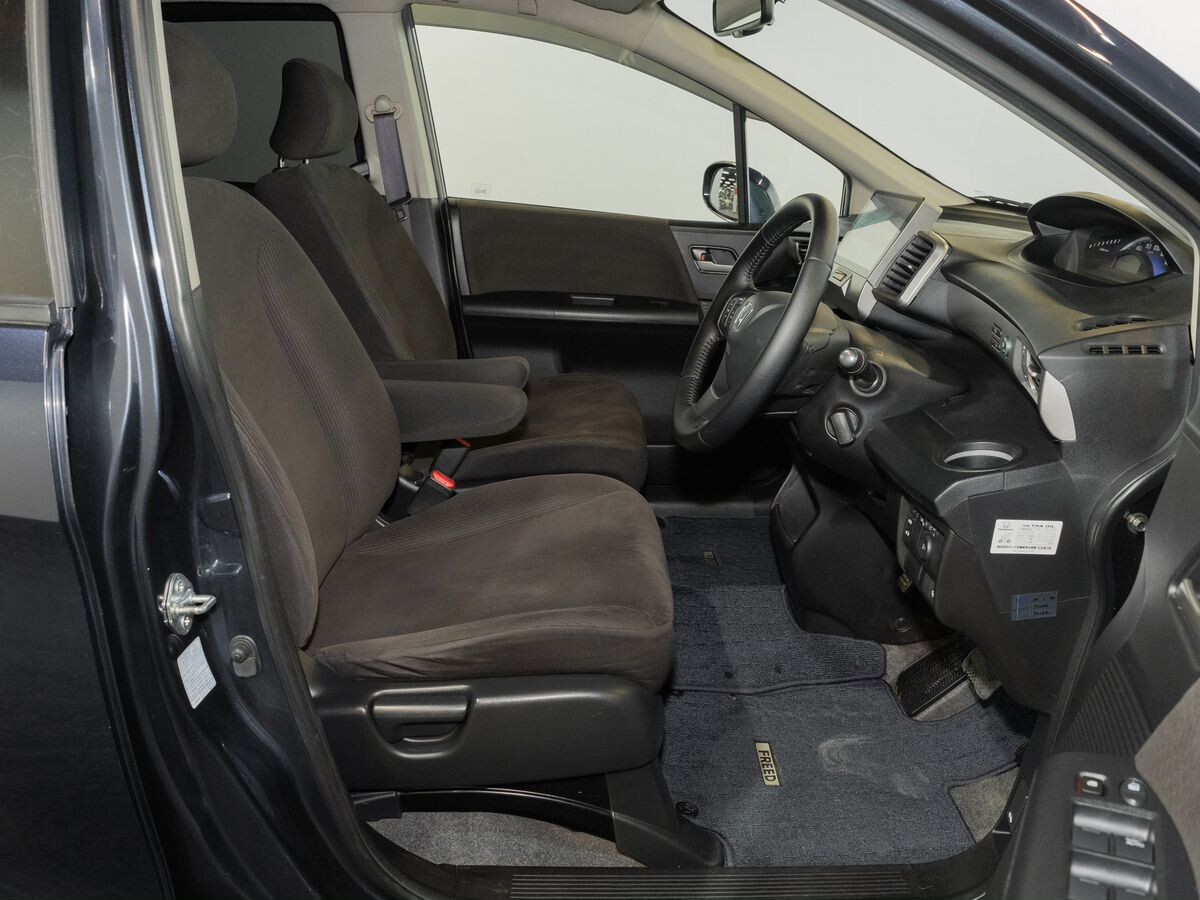 Honda Freed 2011 - фото автомобиля