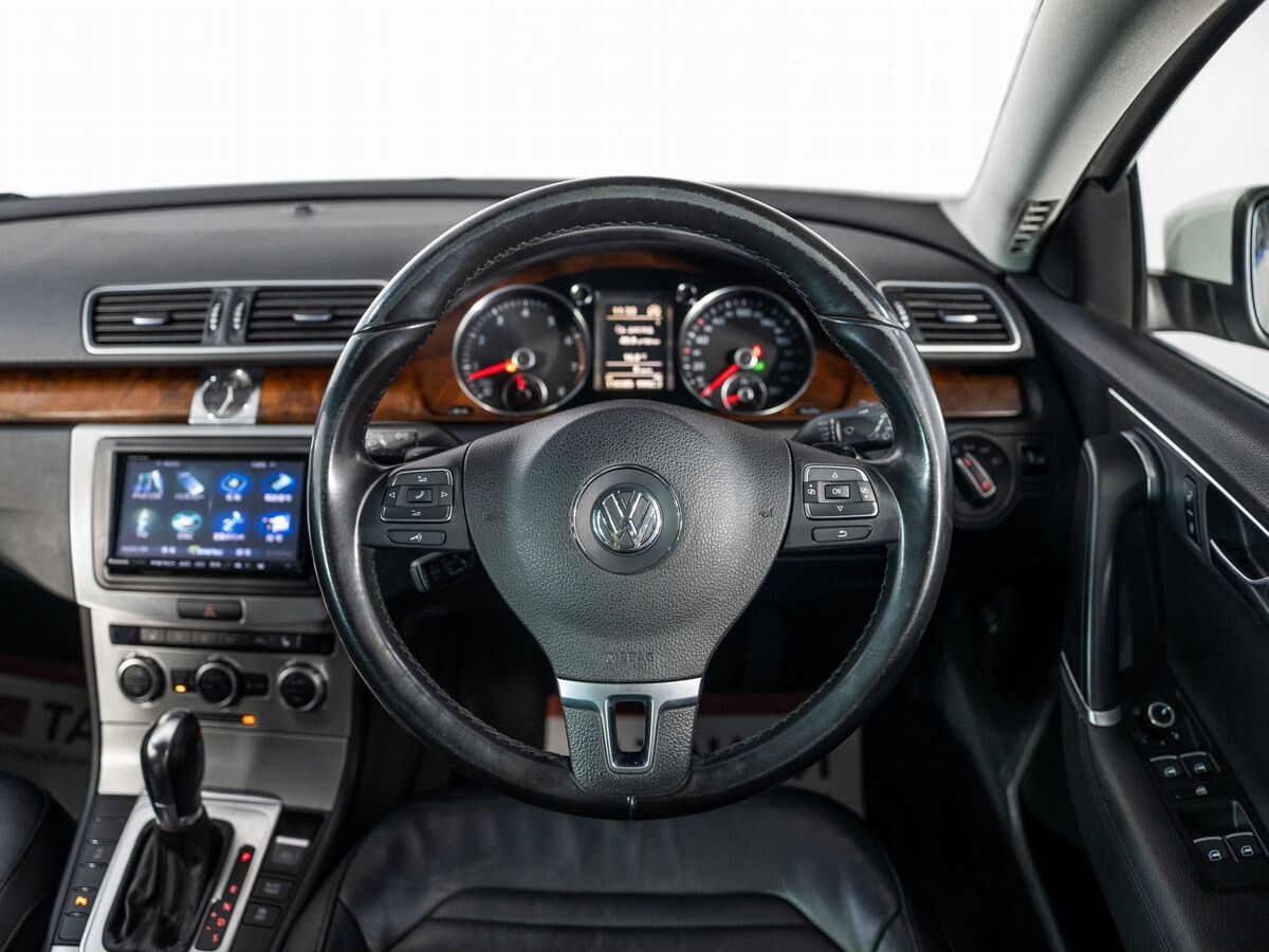 Volkswagen Passat 2012 - фото автомобиля