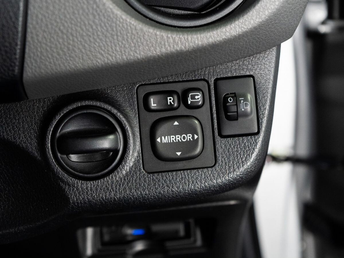 Toyota Vitz 2014 - фото автомобиля