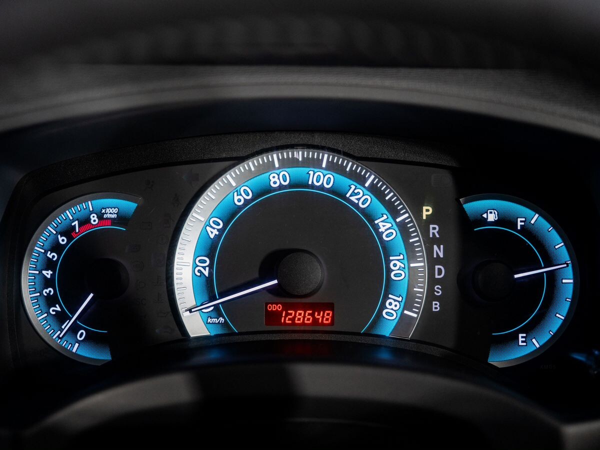 Toyota Isis 2010 - фото автомобиля