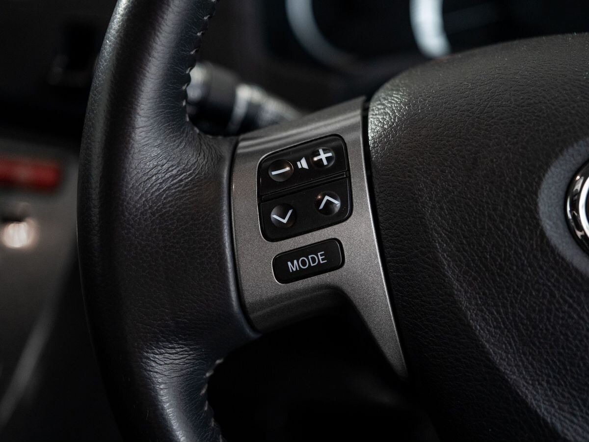 Toyota Isis 2010 - фото автомобиля