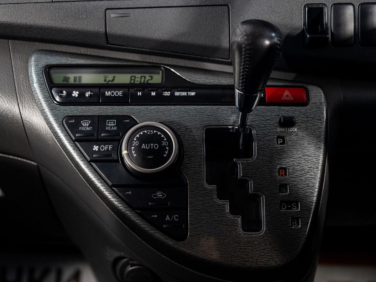 Toyota Isis 2010 - фото автомобиля