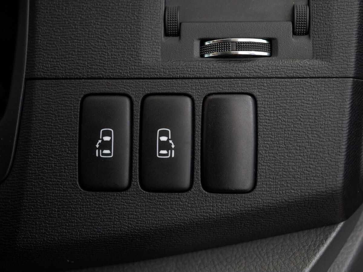 Toyota Isis 2010 - фото автомобиля