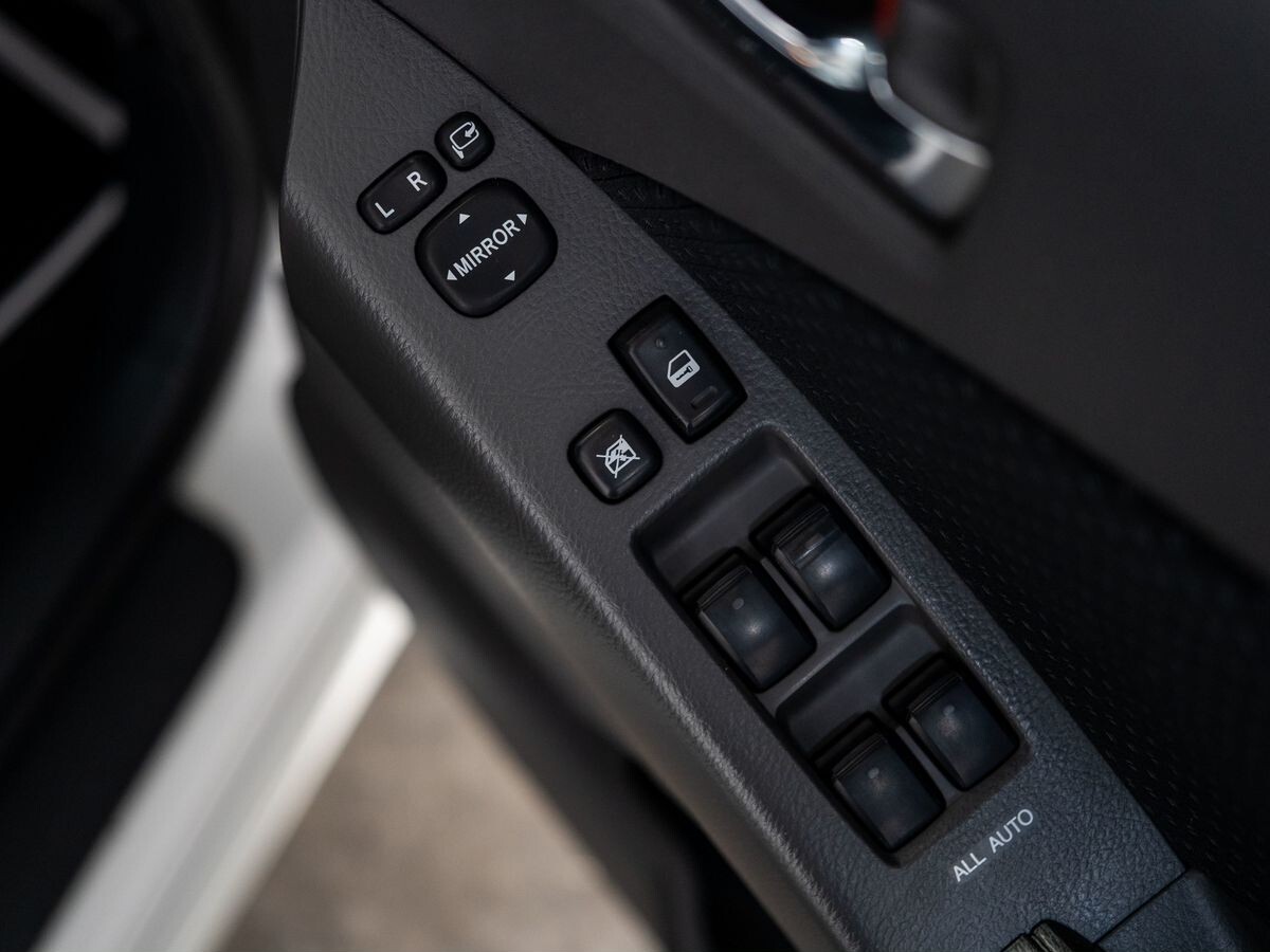 Toyota Isis 2010 - фото автомобиля