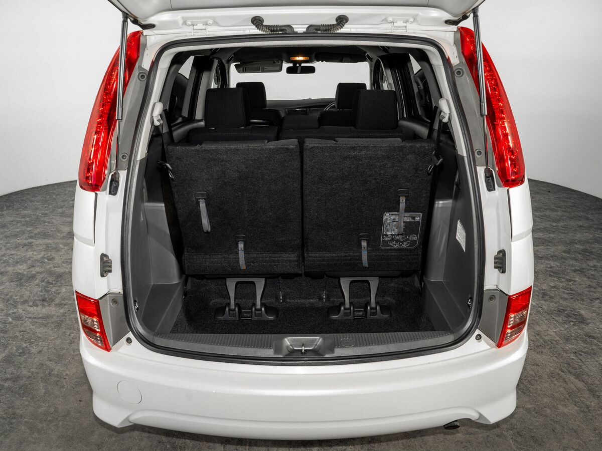 Toyota Isis 2010 - фото автомобиля