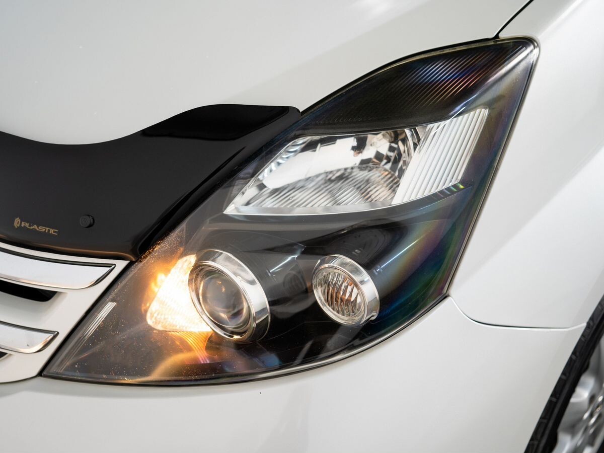 Toyota Isis 2010 - фото автомобиля