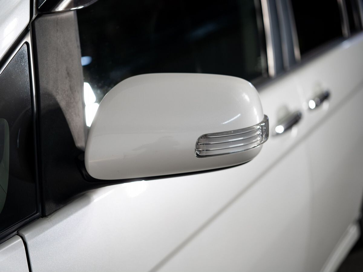 Toyota Isis 2010 - фото автомобиля