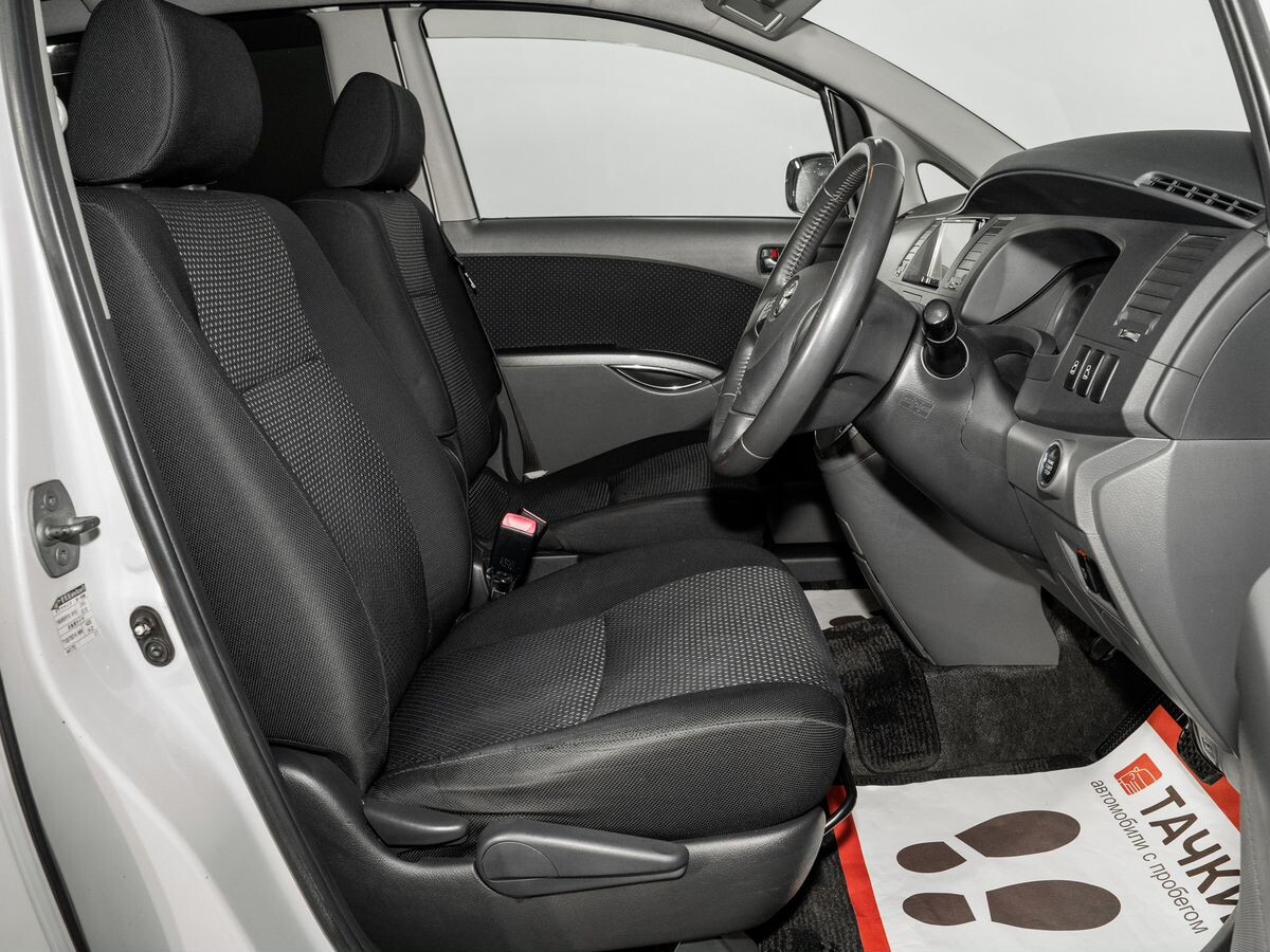 Toyota Isis 2010 - фото автомобиля
