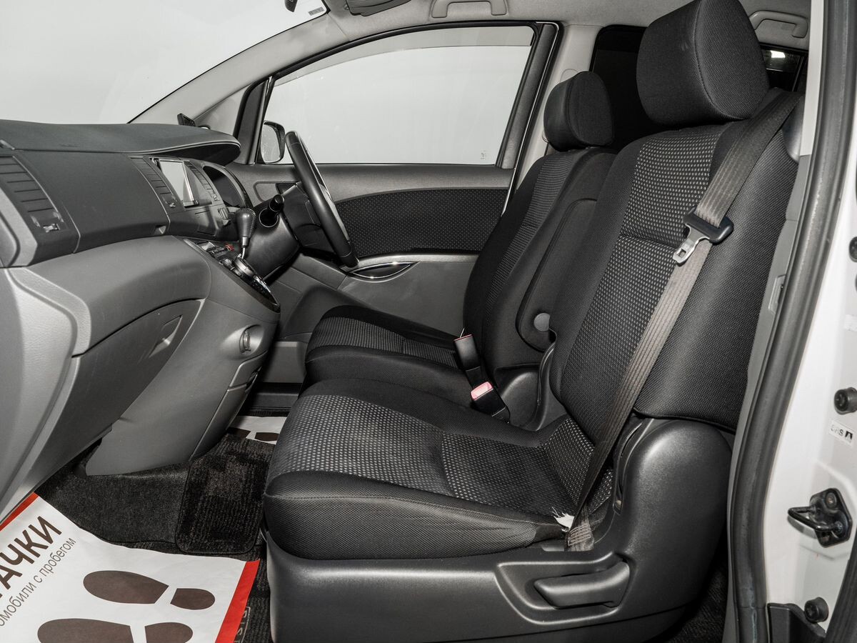 Toyota Isis 2010 - фото автомобиля