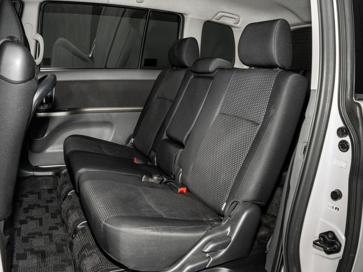 Toyota Isis 2010 - фото автомобиля