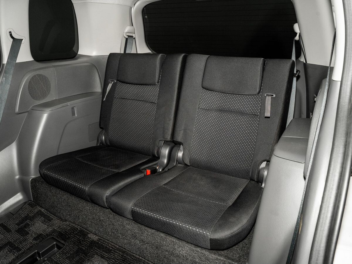 Toyota Isis 2010 - фото автомобиля
