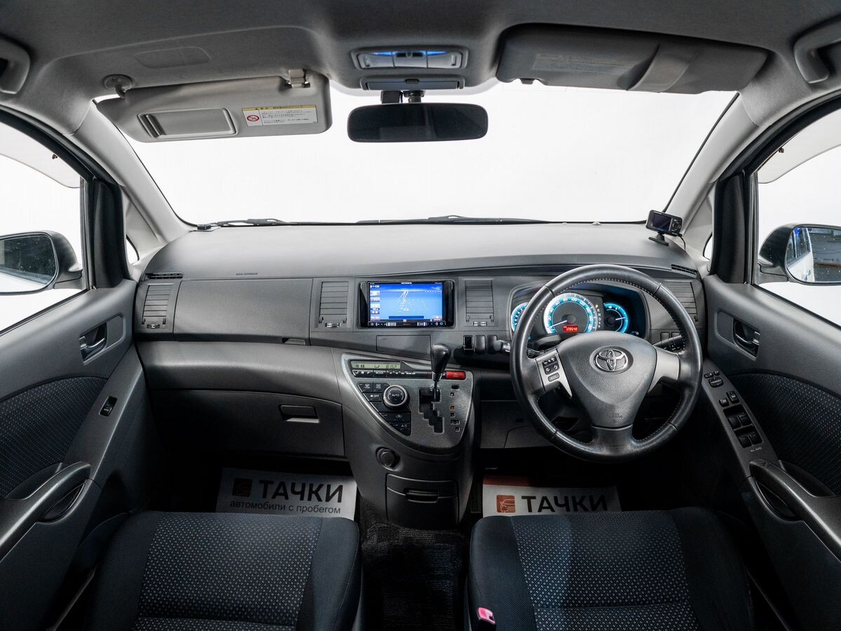 Toyota Isis 2010 - фото автомобиля