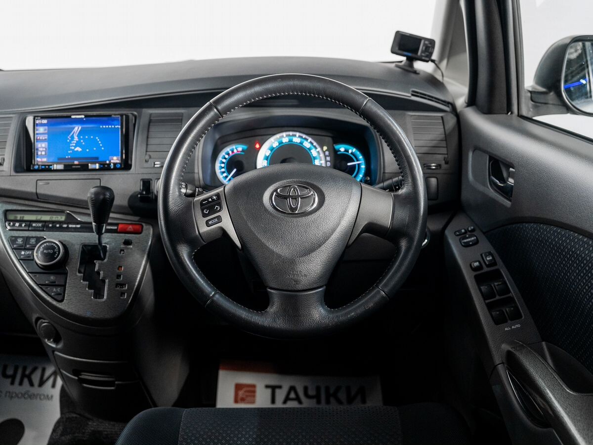 Toyota Isis 2010 - фото автомобиля
