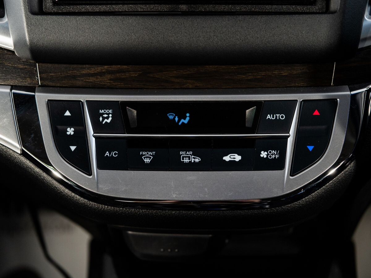 Honda Jade 2015 - фото автомобиля