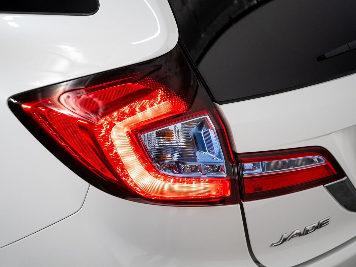Honda Jade 2015 - фото автомобиля