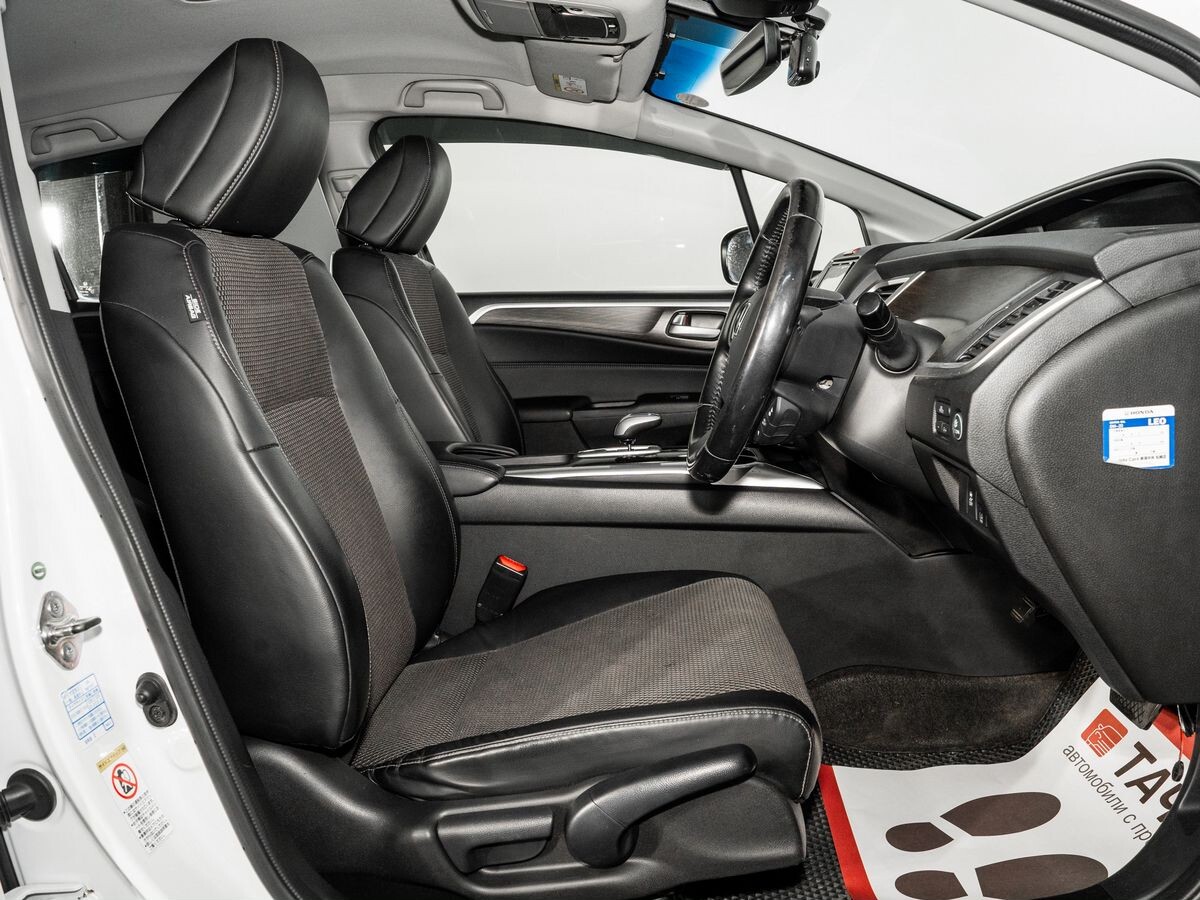Honda Jade 2015 - фото автомобиля