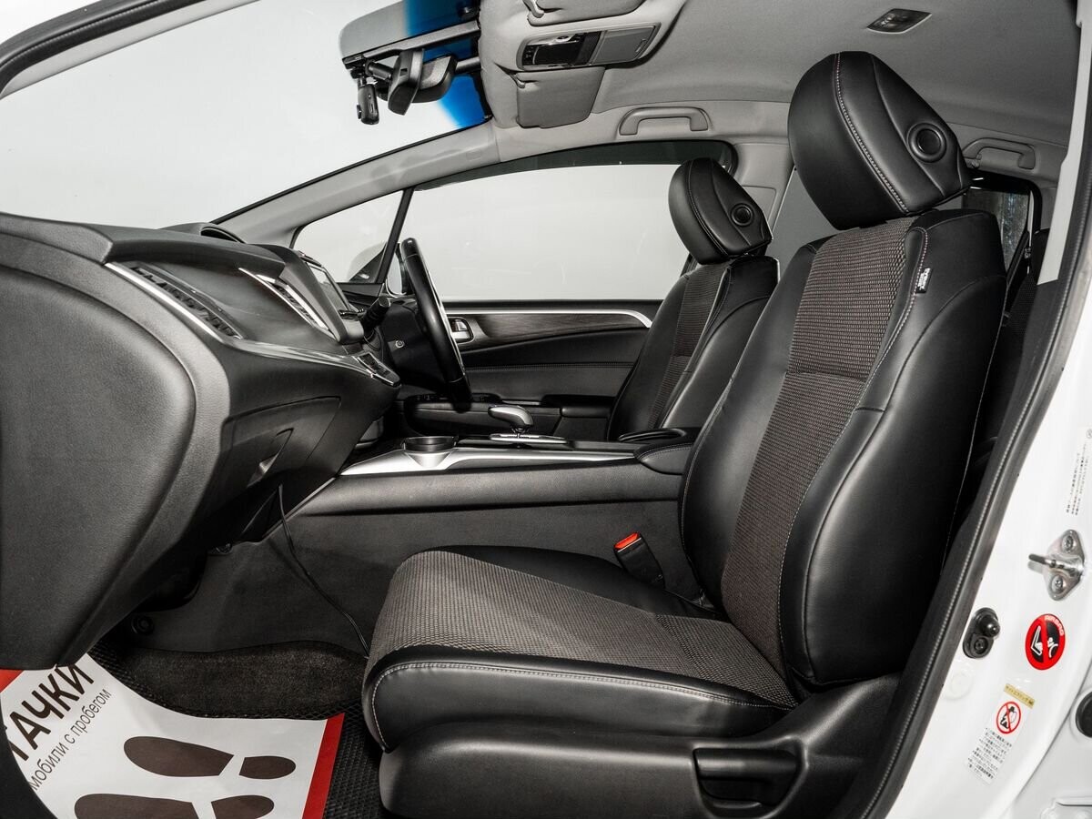 Honda Jade 2015 - фото автомобиля