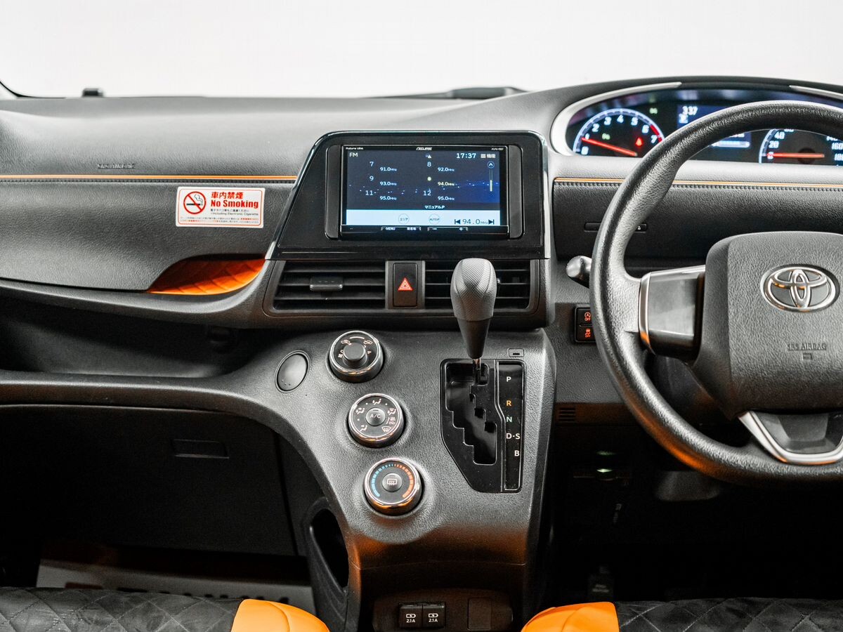 Toyota Sienta 2021 - фото автомобиля