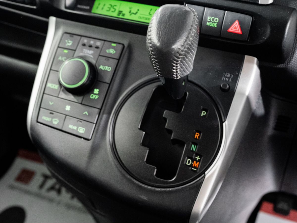 Toyota Wish 2012 - фото автомобиля