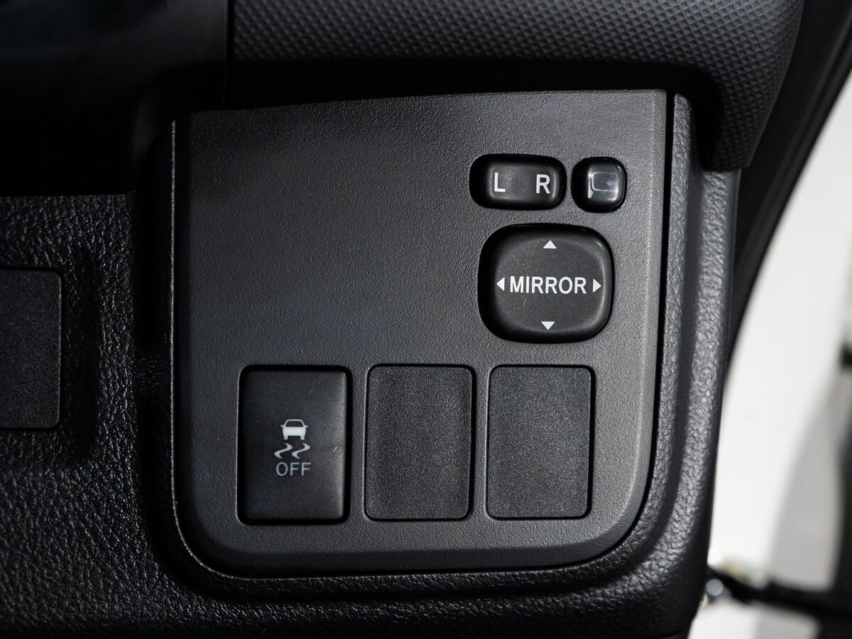 Toyota Wish 2012 - фото автомобиля