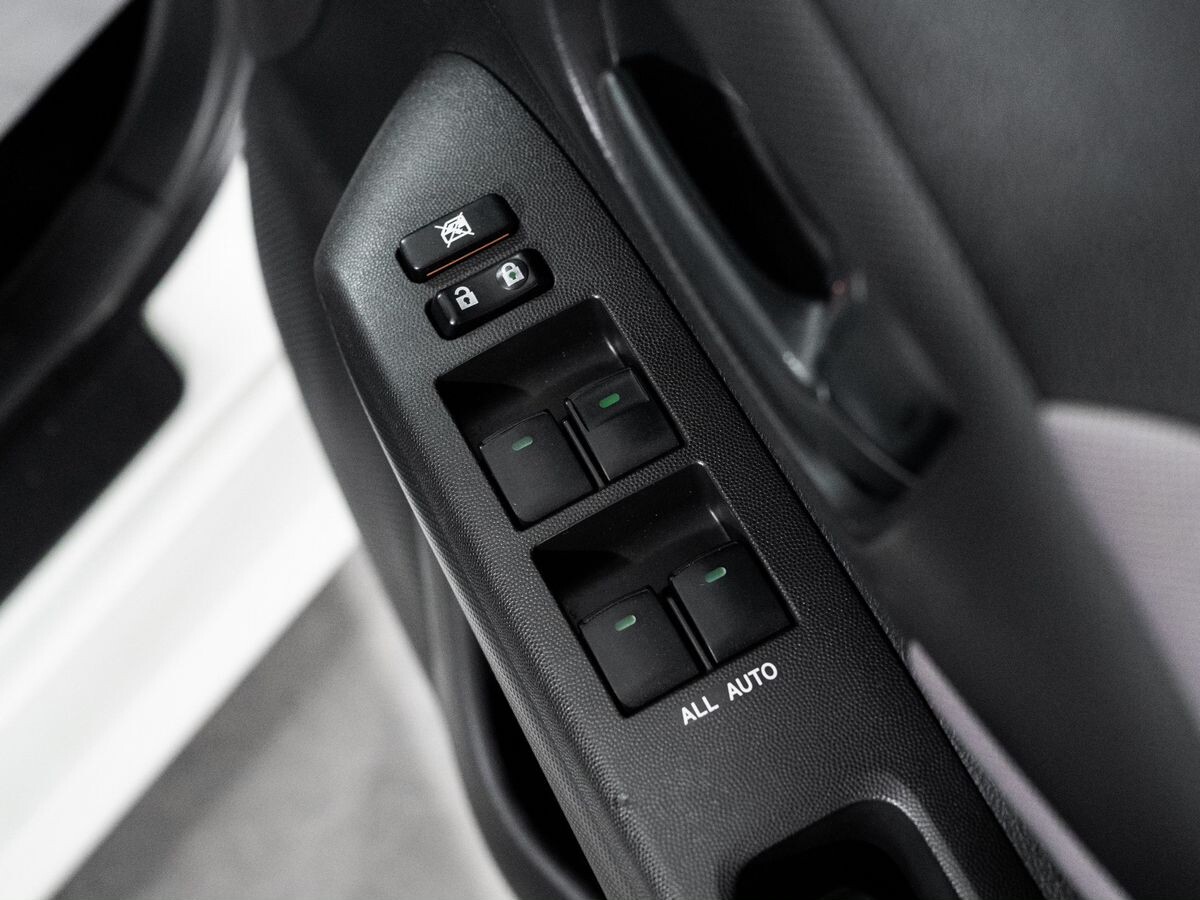 Toyota Wish 2012 - фото автомобиля