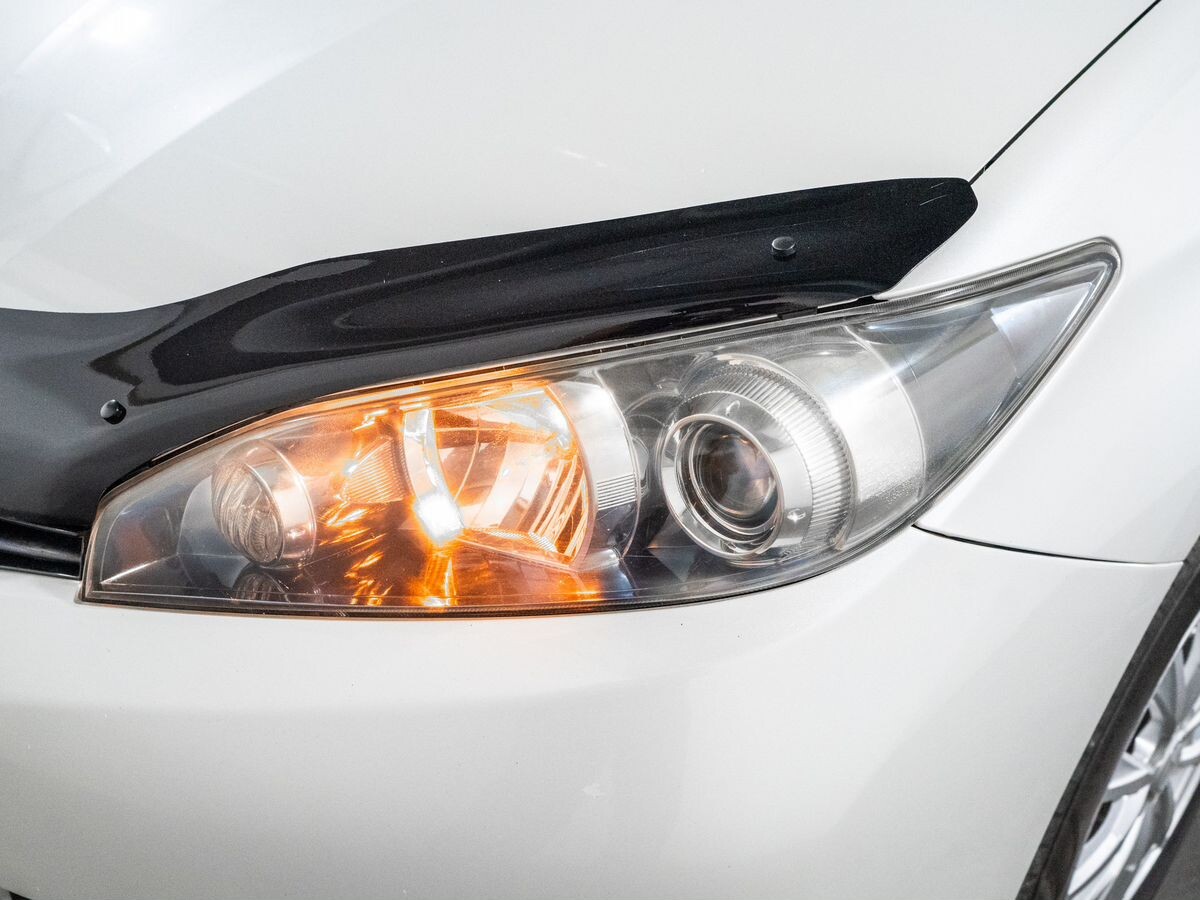 Toyota Wish 2012 - фото автомобиля