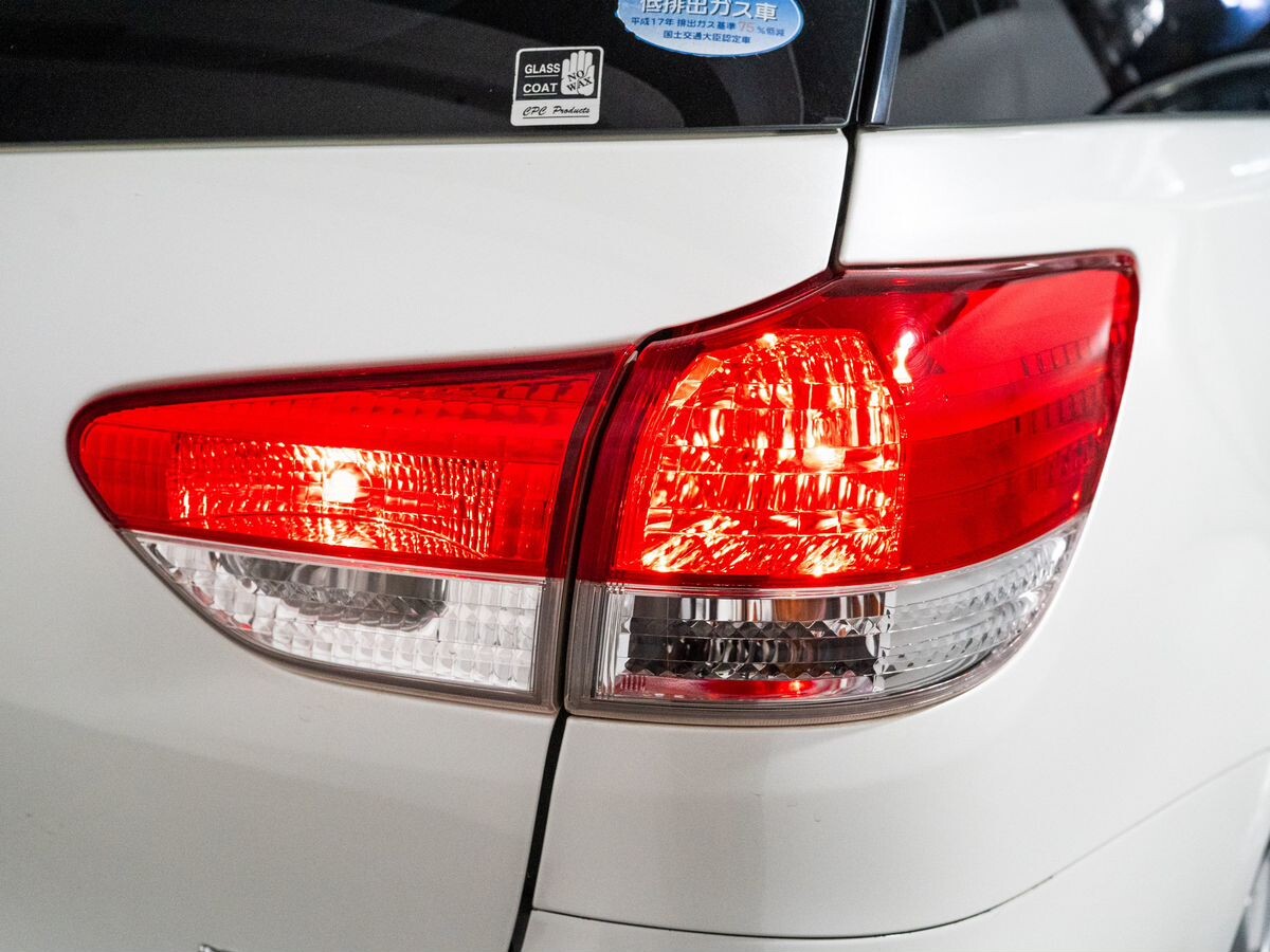 Toyota Wish 2012 - фото автомобиля