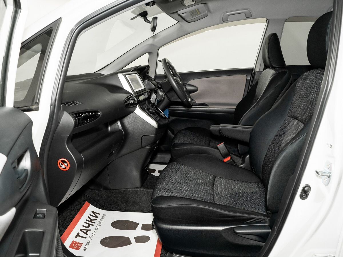 Toyota Wish 2012 - фото автомобиля