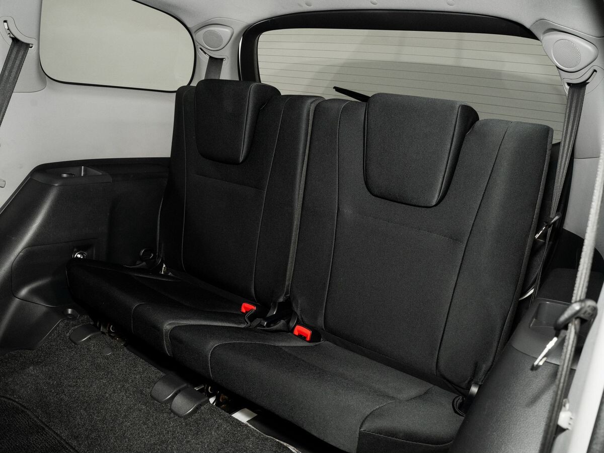 Toyota Wish 2012 - фото автомобиля