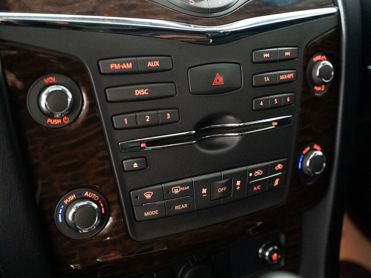 Nissan Patrol 2011 - фото автомобиля