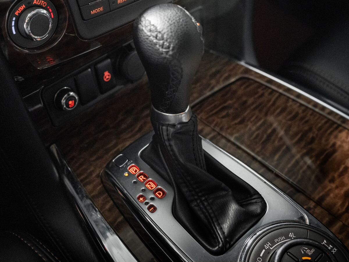Nissan Patrol 2011 - фото автомобиля